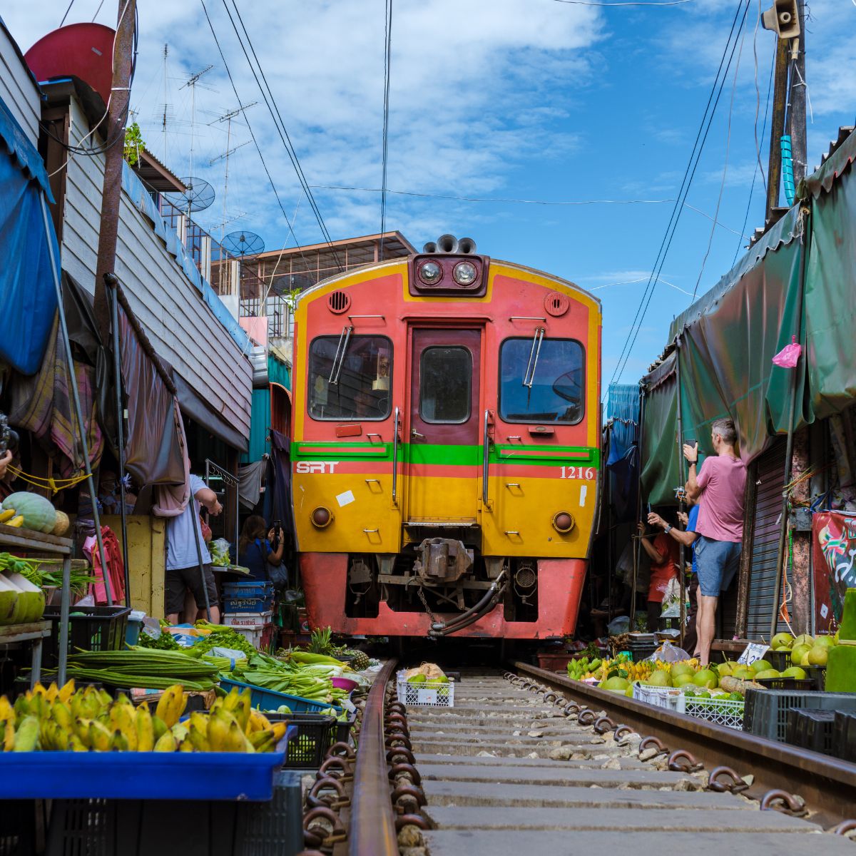 Damnoen Saduak and Maeklong Railway Market Joined Tour from Bangkok